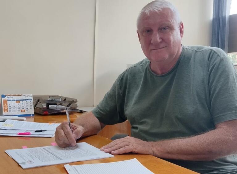 Assinado contrato que garante retomada das obras de asfaltamento na sede distrital de Iguiporã