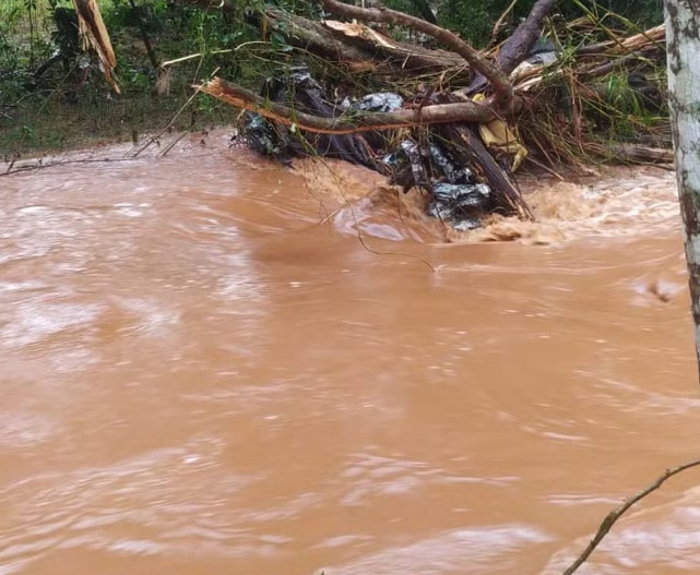 Homem e mulher morrem após serem arrastados pela enxurrada no Paraná