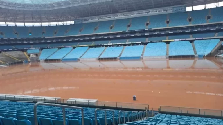 Gramados da Arena do Grêmio e estádio do Inter são alagados por temporal em Porto Alegre