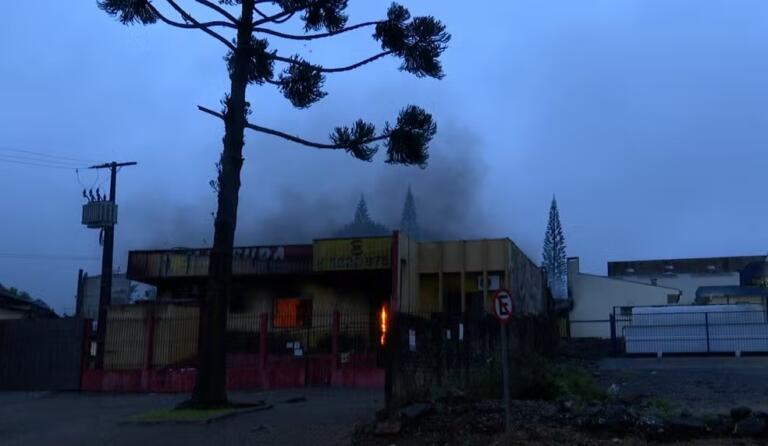 150 mil litros de água foram usados para combate às chamas que destruíram empresa de embalagens em Cascavel
