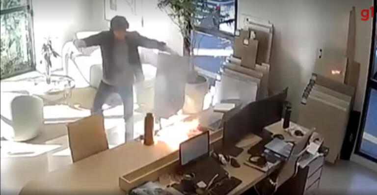 Celular explode enquanto carregava em escritório e causa incêndio