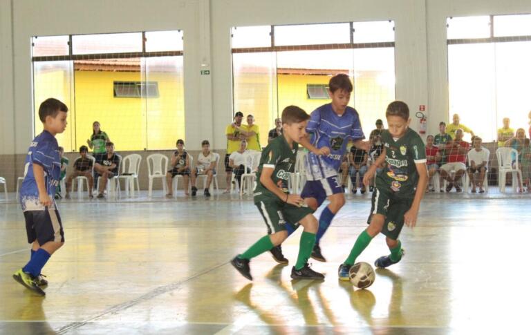 Sub-9 e sub-11 da AACC mantêm 100% na Copa Friella de Futsal