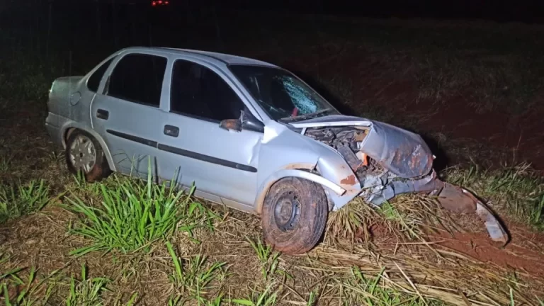 Carro fica destruído após sair da pista e bater em barranco na BR-163