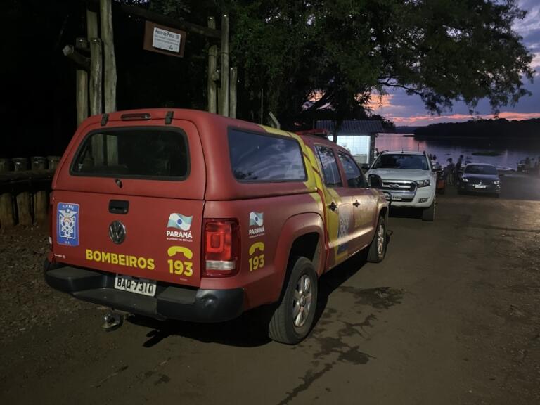 Barco afunda no lago em Mercedes e duas pessoas estão desaparecidas