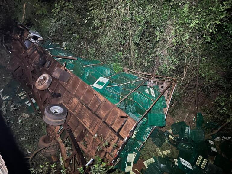 Caminhão cai da ponte do Rio Guaçu entre Nova Santa Rosa e Marechal Rondon