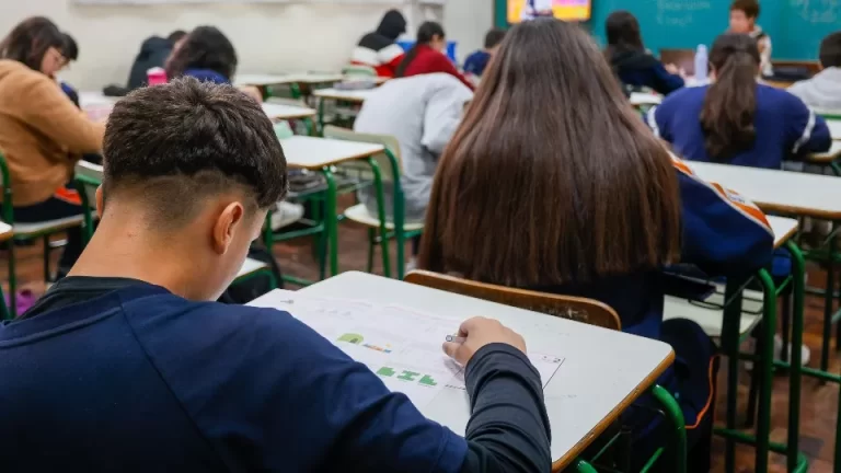 Governador sanciona lei que permite terceirizar administração de mais de 200 colégios no Paraná