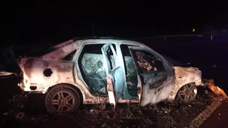 Carro pega fogo após colisão com caminhão na BR-277