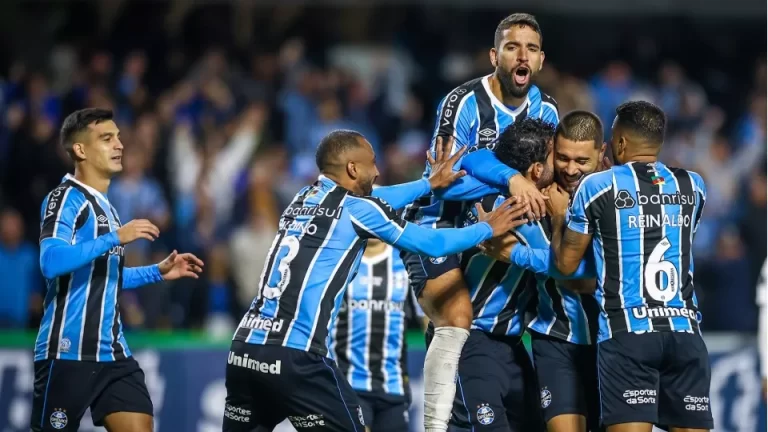 Grêmio empata, fica em 2º lugar e vai pegar o Fluminense nas oitavas da Libertadores