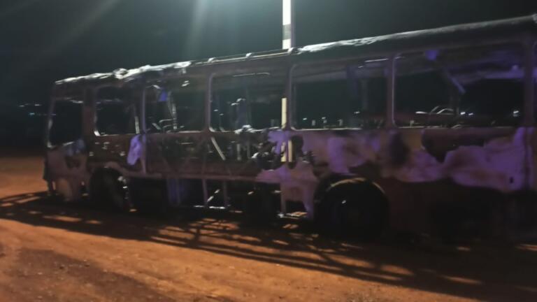 Ônibus pega fogo e é totalmente destruído na PR-182 em Toledo