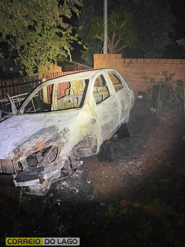 Carro é incendiado em distrito de Santa Helena