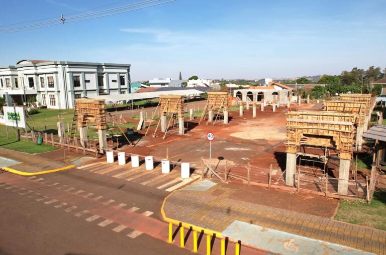 Administração de Mercedes rompe contrato e penaliza empresa por atraso em obra da Rua Coberta