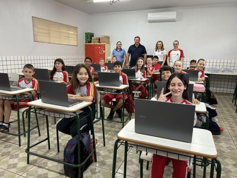 Educação de Mercedes avança com entrega de 50 notebooks para alunos da Rede Municipal