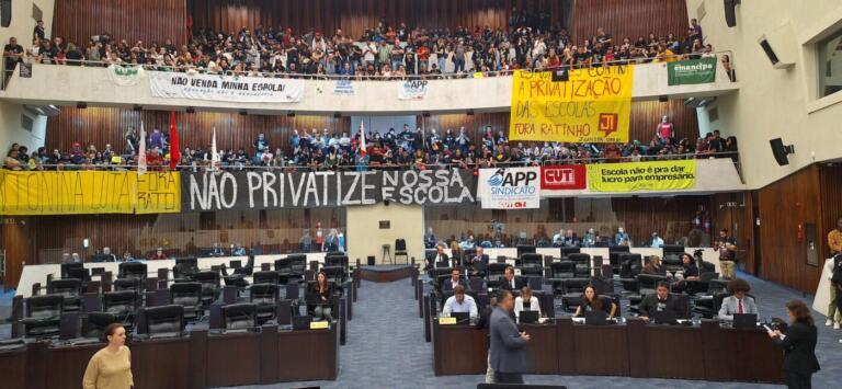 Assembleia aprova terceirização da gestão de escolas no Paraná por 39 a 13 votos