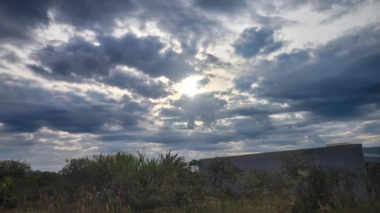 Sol entre nuvens e possibilidade de pancadas de chuvas em Marechal Rondon