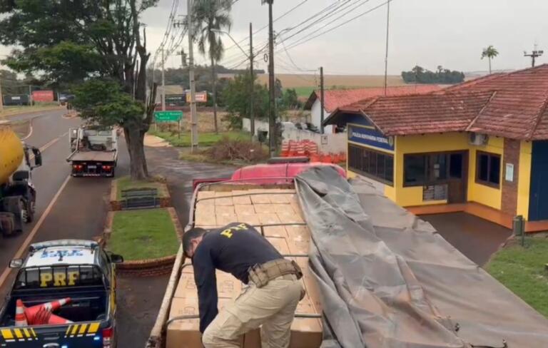 PRF de Quatro Pontes apreende cerca de 400 mil maços de cigarros contrabandeados