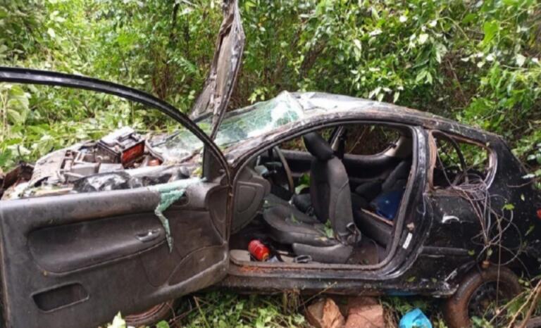 Carro cai em ribanceira na região e condutora é resgatada pelo Corpo de Bombeiros