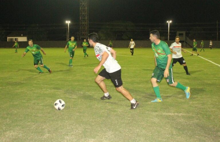 Amistoso entre Amigos da Assemar e Secretaria de Esporte dá sequência à programação de reabertura do Valdir Schneider