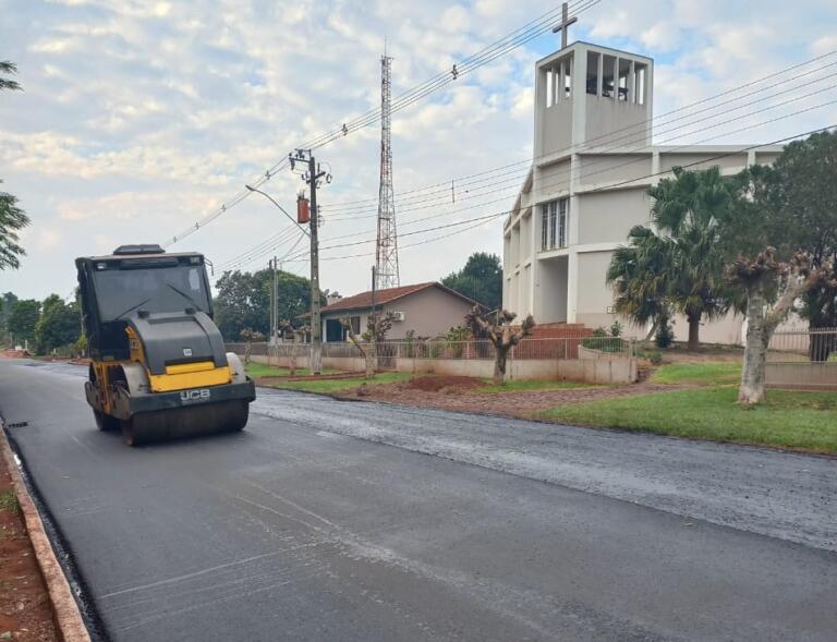 Ruas da sede distrital de Iguiporã estão sendo asfaltadas