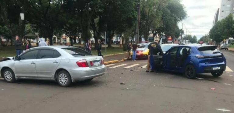 Acidente envolve três veículos no centro de Marechal Rondon