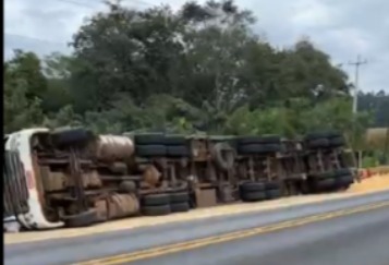 Carreta carregada com farelo de soja tomba na entrada de Novo Horizonte
