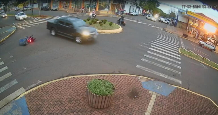 Acidente de trânsito é registrado em rotatória no centro de Marechal Rondon