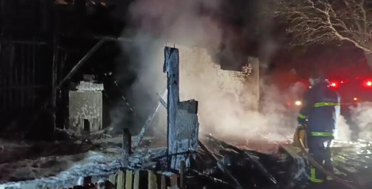 Incêndio é registrado em propriedade no interior de Marechal Rondon; veja vídeos