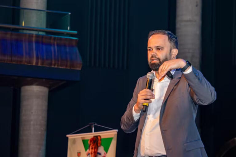 Secretário de Educação diz que consultas públicas sobre terceirização devem começar em 20 de outubro