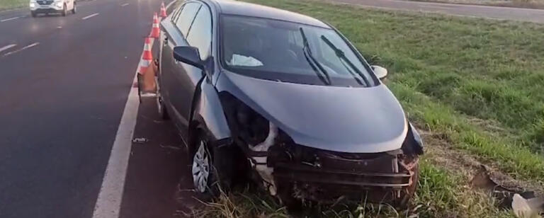 Veículo ocupado por jovens capota na BR-163 em Toledo