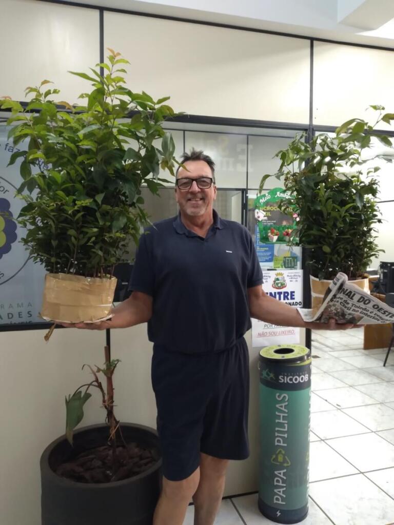 O atributo alt desta imagem está vazio. O nome do arquivo é ENTREGA-MUDAS-NATIVAS-2-1-768x1024.jpeg