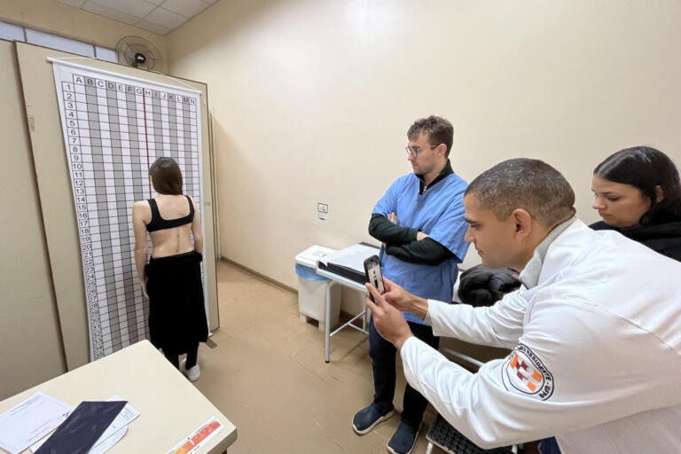 Junho Verde: Saúde alerta sobre importância do tratamento precoce da escoliose