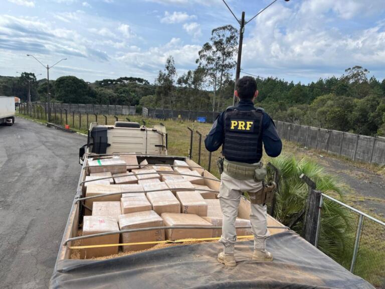 Carreta com placas de Quatro Pontes é apreendida com cigarros eletrônicos em Guarapuava