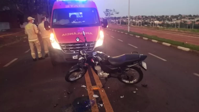 Ciclista bate contra moto e foge de acidente em Toledo