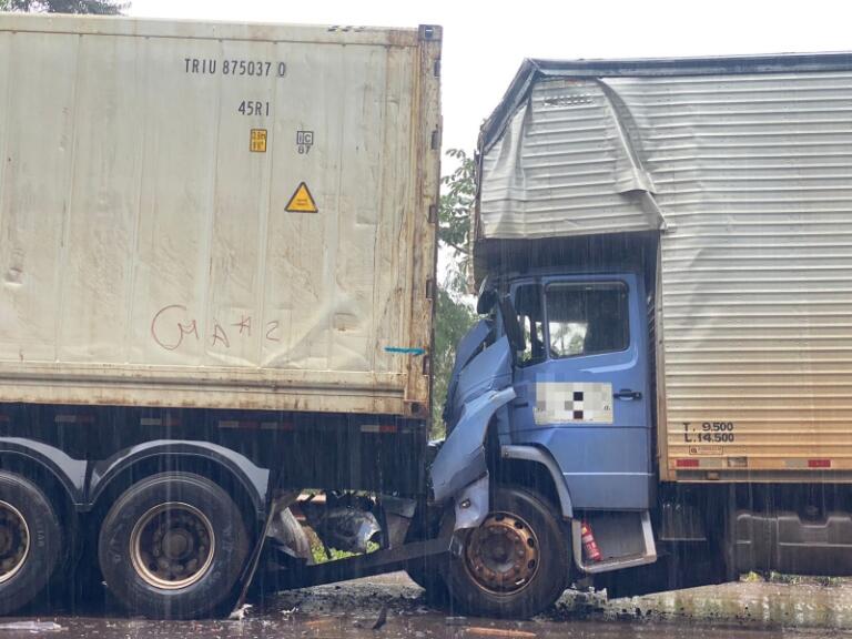 Acidente envolve dois caminhões na BR-163 em Mercedes