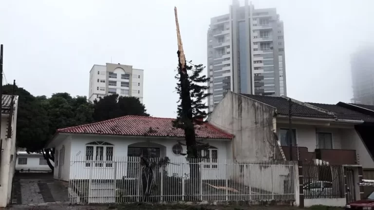 Sete raios atingiram Cascavel e 121 o Paraná na quinta-feira
