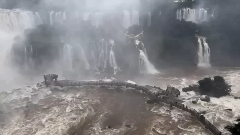 Cataratas do Iguaçu registram vazão quatro vezes maior do que o normal