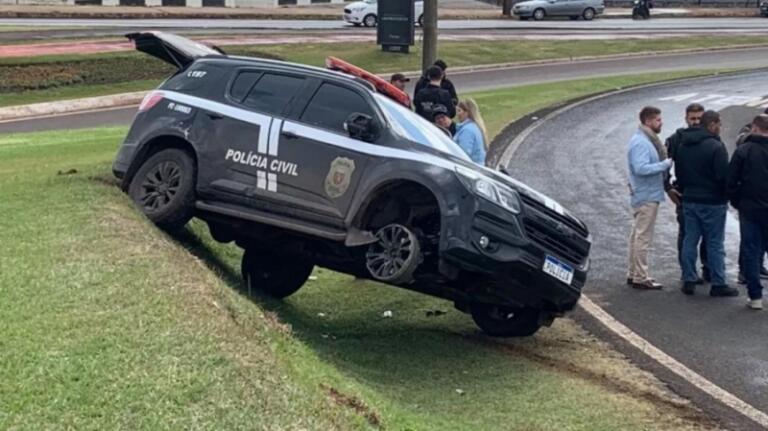 Falsa viatura da Polícia Civil é apreendida com drogas após perseguição