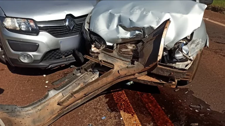 Motorista tenta fazer ultrapassagem e bate de frente com outro carro na PR-585