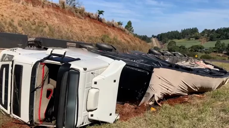 Caminhão tomba e motorista fica ferido próximo ao local em que pai e filha morreram na BR-163