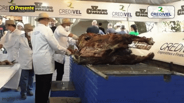 Como se assa um boi no rolete? Confira segredinhos dos assadores