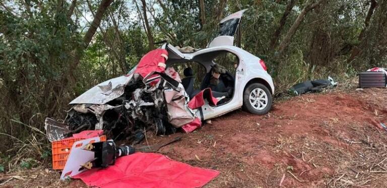 Homem fica preso às ferragens em acidente na BR-272 próximo à Ponte do Piquiri