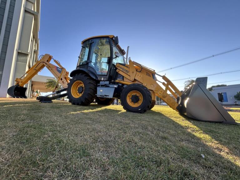 Prefeitura de Mercedes adquire nova retroescavadeira