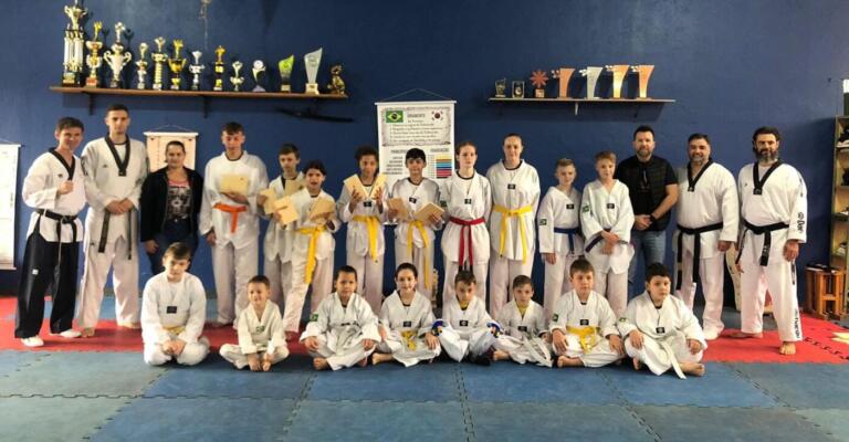 Alunos de taekwondo de Marechal Rondon fazem 2ª troca de graduação