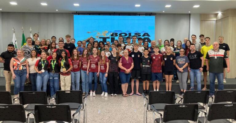 Desportistas contemplados assinam termo de adesão ao Programa Bolsa-Atleta 2024