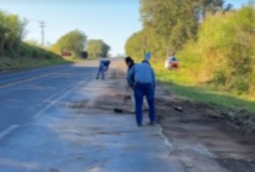 BR-163 fica obstruída com pedras após caminhão perder parte da carga