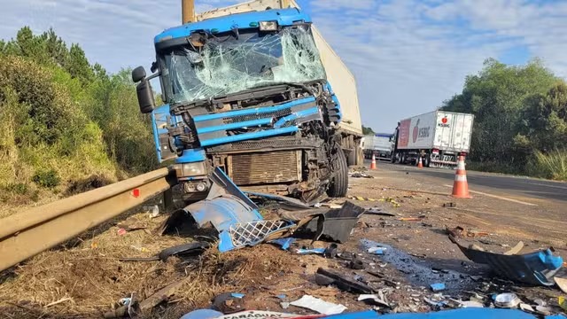 Quatro pessoas morrem em acidente entre dois caminhões e um carro na BR-277