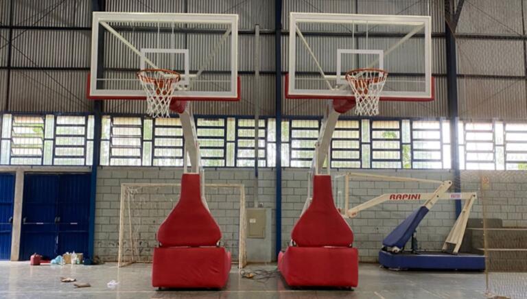 Tabelas elétricas são instaladas no ginásio do Complexo Poliesportivo da Unioeste