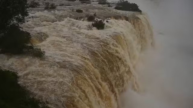 Vazão das Cataratas do Iguaçu continua subindo e chega a 7,5 milhões de litros por segundo