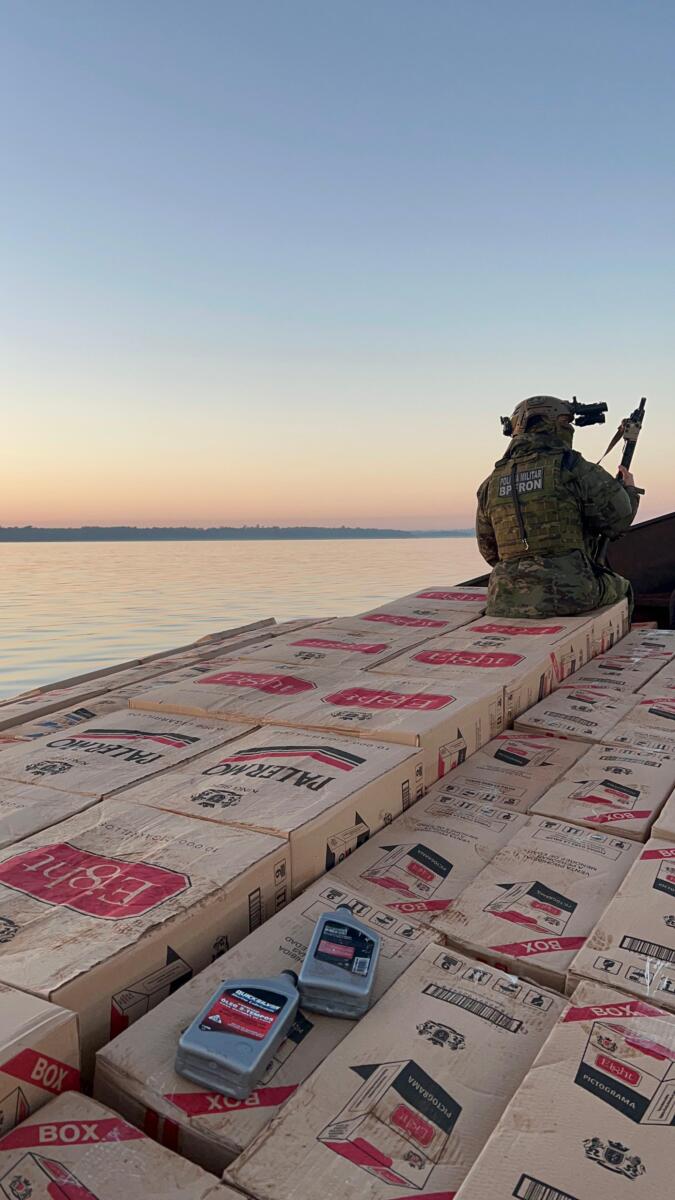 Homem é flagrado transportando 12,5 mil pacotes de cigarros no Lago de Itaipu