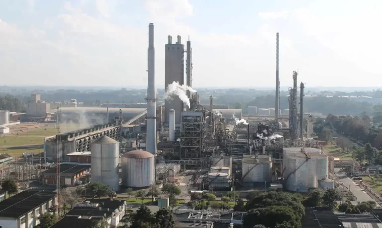 Fábrica de fertilizantes da Petrobras readmite 214 funcionários no Paraná