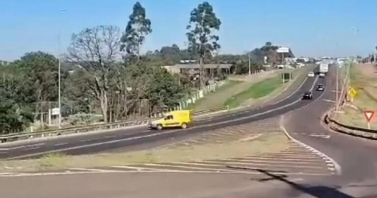 Carro é flagrado fazendo manobra irregular em local de acidente com vítima fatal